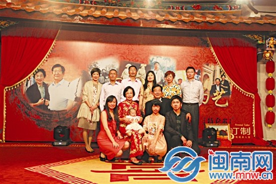 金婚慶典上,老人和家人學生拍照留念