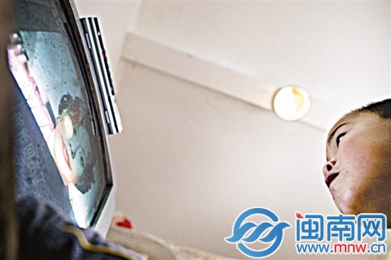 這一刻,冬冬的世界里,只有電視機里的人