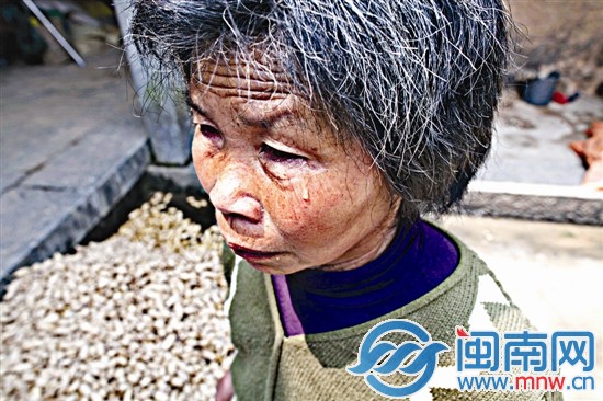 提起家庭的不幸,奶奶淚流滿面