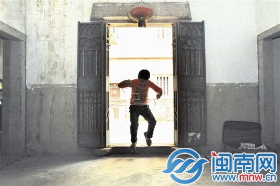 小斌一個人在房門口玩著膠帶,仿如孤獨的舞者