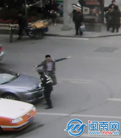 于某走下車,對著老徐就是一腳飛踹