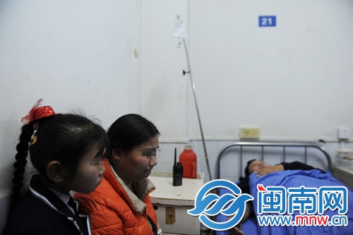 女兒和妻子在醫院照顧老徐,丈夫被打,妻子很難過