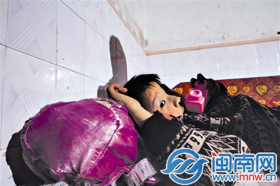 阿寶獨處房間內,只有身下一個破舊的娃娃陪著他