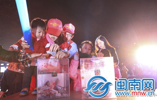 前晚，公益晚會現(xiàn)場，市民自發(fā)捐款
