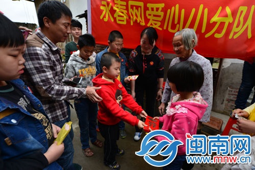 小朋友將愛心款遞給黃彩蓮
