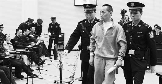 另案被告人劉維(前右二)到劉漢等10人案審判法庭作