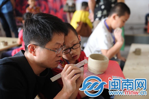 這對父子正在很用心地研究如何做陶杯