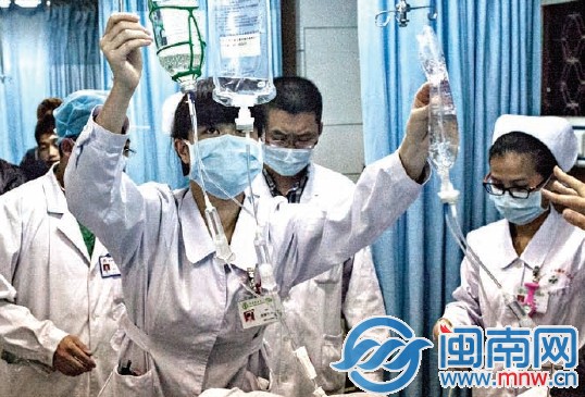 遇到急診病人多了,一護士連掛三個吊瓶