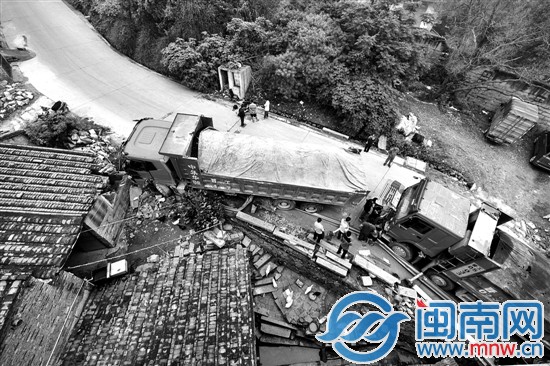 兩輛土方車,一輛撞民房,一輛被前車撞到