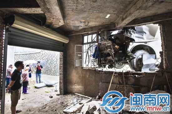 大巴沖下橋后,頂在橋下民房窗戶上