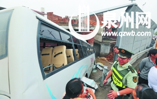 事發(fā)后，乘客從車窗逃生