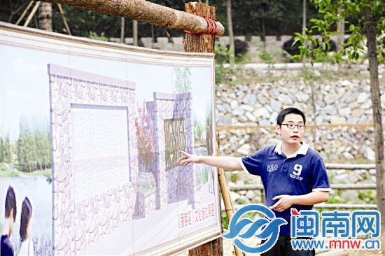 甘煒在介紹旅游規劃