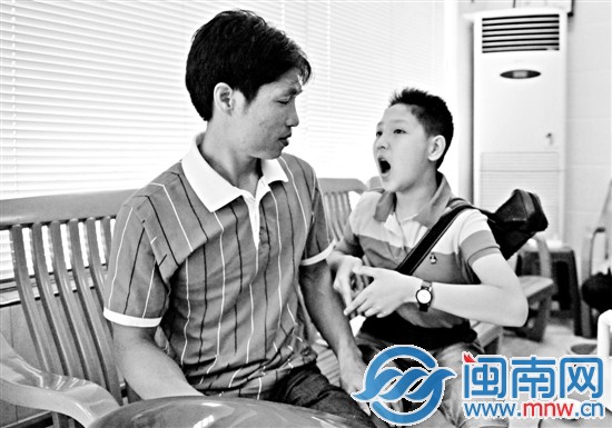 兒子用手語對父親說:“我愛你”