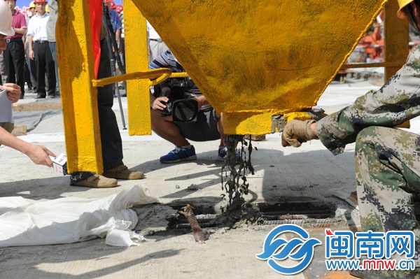 機械臂吊起混凝土,做最后的澆筑