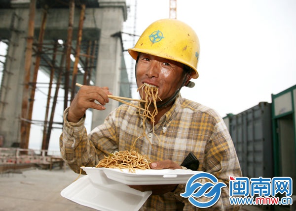 侯師傅正大口吃面,干體力活,飯量不能少