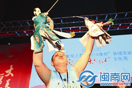 上臺表演,架勢足吧!