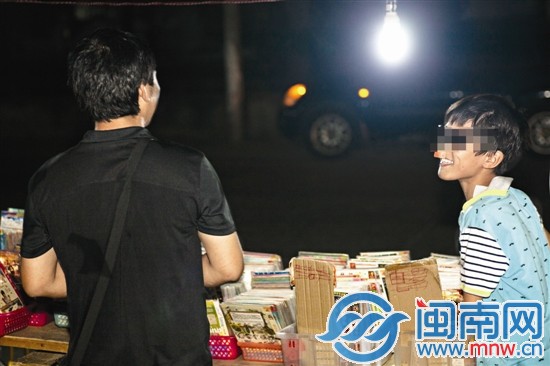 夜里擺攤時，阿興和兒子玩鬧