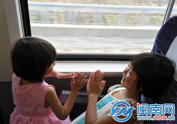 動車上,朱心琴姐妹玩拍手游戲打發時間