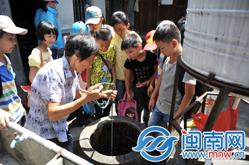 阿婆輕松就打上了一桶井水,小記者們看呆了