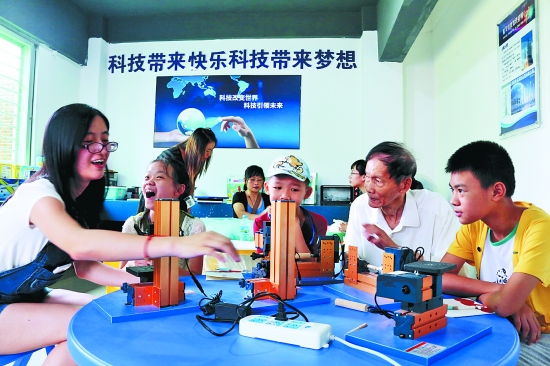 鯉中街道清正社區青少年社會教育活動中心的科學活動室